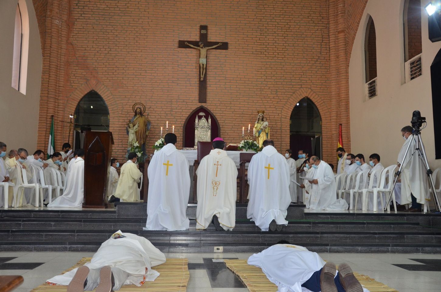 Sacerdotes rezando letanías