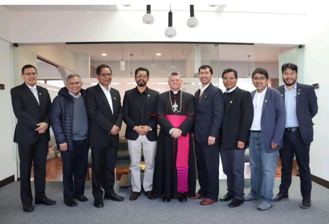 Mons. Fermín Sosa junto a los jesuitas de la Comunidad San Calixto, en La Paz.