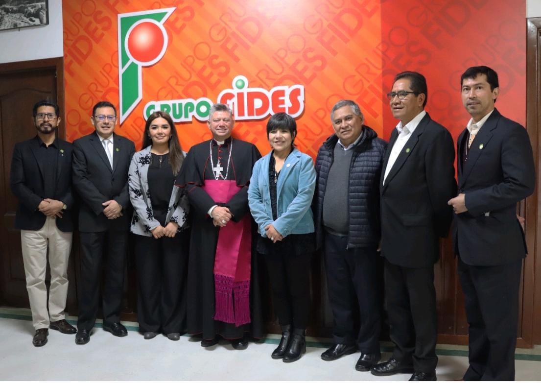 El Nuncio Apostólico en Bolivia en instalaciones del Grupo Fides, junto a jesuitas y periodistas.