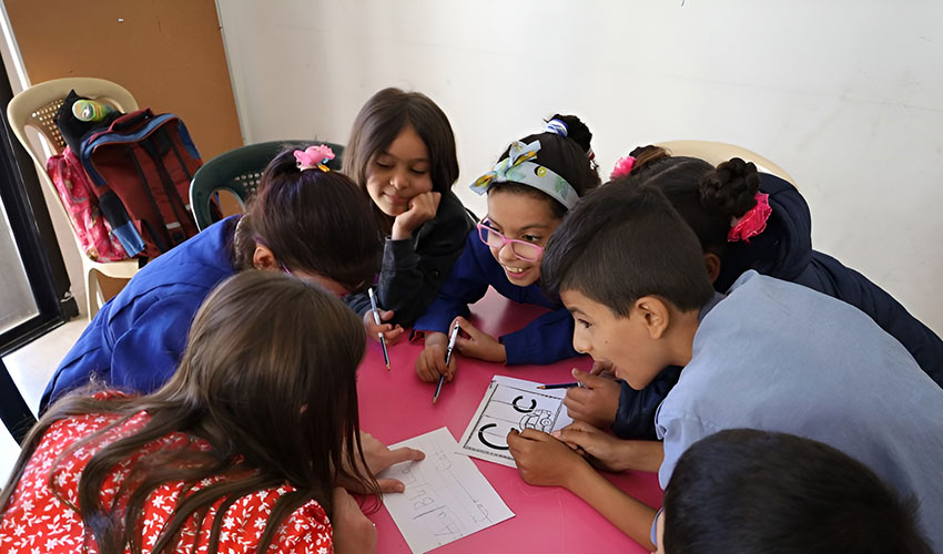 Niños retomando clases en Siria