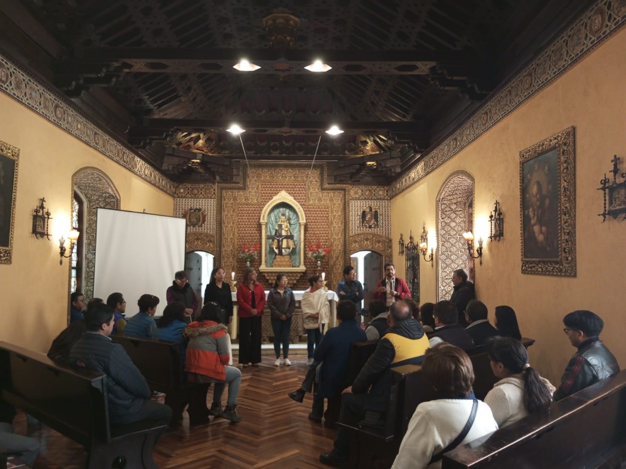 Colaboradores reunidos en la capilla del Colegio San Calixto